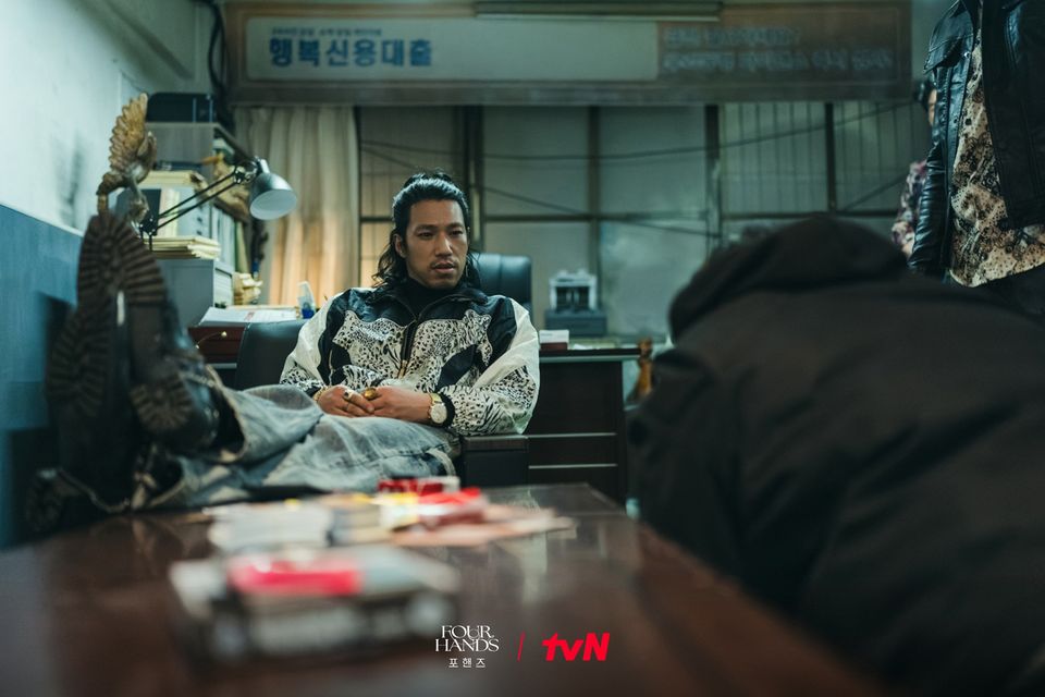 사무실 소파에 앉은 김 실장