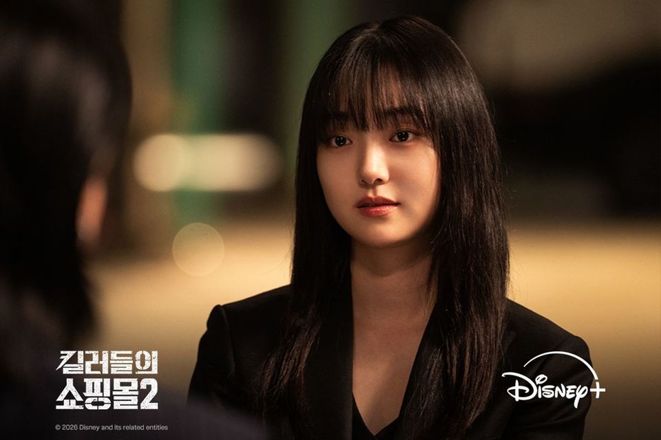 어두운 실내에서 앞을 보는 정지안